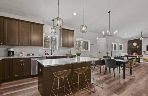 Florissant House | Pool Table | Hot tub | Modern Kitchen