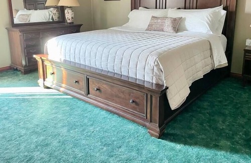 Acton House | *POOL TABLE* Huge, Quiet Home, Great Location!