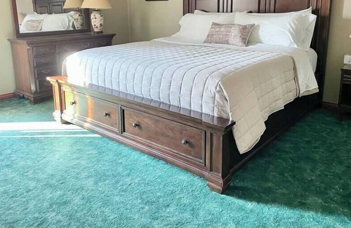 Acton House | *POOL TABLE* Huge, Quiet Home, Great Location!