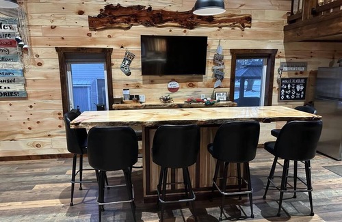 Milan Cabin | Pool Table! Pet Friendly! Lakeside!-Unique Getaway!