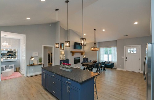 Nashville House | Pool Table, Stage, Gym, HotTub, Game Room, 9 Beds!