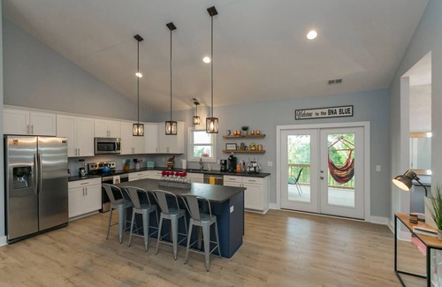 Nashville House | Pool Table, Stage, Gym, HotTub, Game Room, 9 Beds!