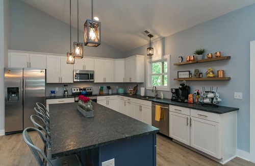 Nashville House | Pool Table, Stage, Gym, HotTub, Game Room, 9 Beds!