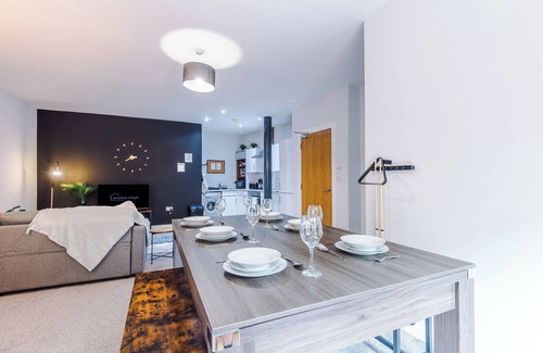 The Docks Apartment | Pool Table, Stunning 2Bed Apt, Central Liverpool