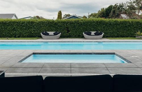 Martinborough House | Pool & Tennis Court - Pinot Grove