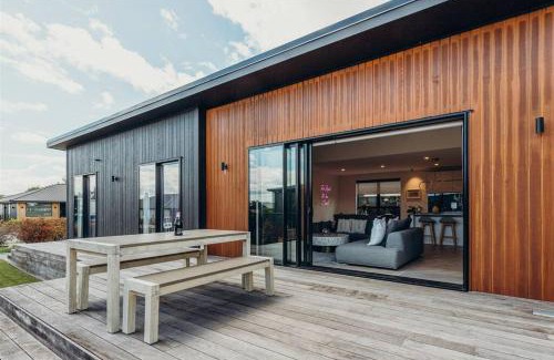 Martinborough House | Pool & Tennis Court - Pinot Grove