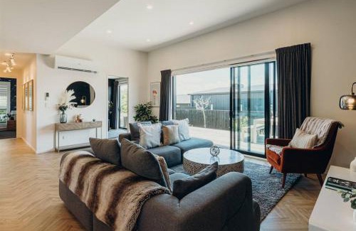 Martinborough House | Pool & Tennis Court - Pinot Grove
