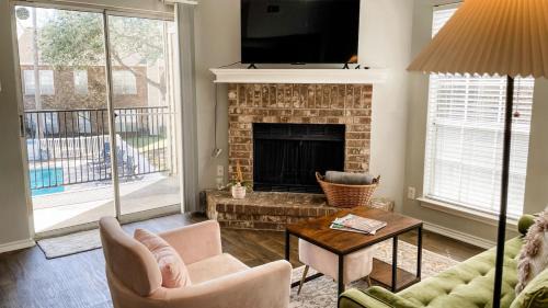 South Side House | Pool View Escape - Near Shops & Dining