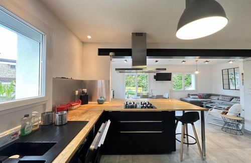 Boussens House | Pool-view holiday home in Toulouse