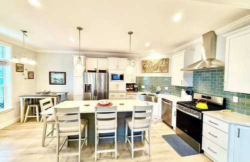 Marblehead House | Pool View Home W/Porch Clubhouse Sauna Lake Erie!
