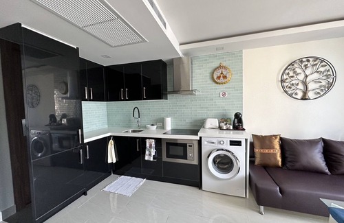 Central Pattaya Condo | Pool View Luxury Business Suite F7 in Grand Avenue by Pattaya City Estates