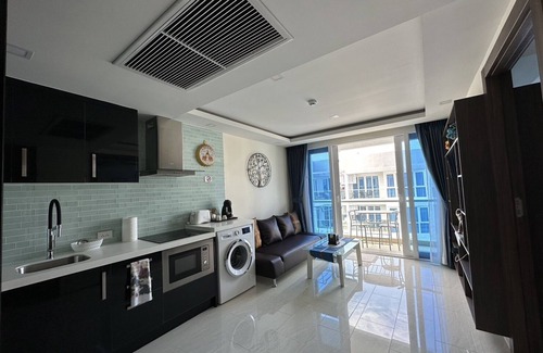Central Pattaya Condo | Pool View Luxury Business Suite F7 in Grand Avenue by Pattaya City Estates