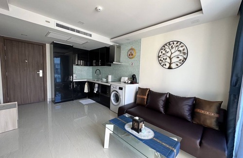Central Pattaya Condo | Pool View Luxury Business Suite F7 in Grand Avenue by Pattaya City Estates