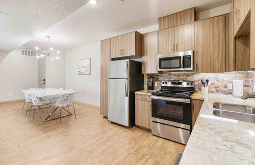 National City Apartment | Pool View Modern 3 Bdrm Apt