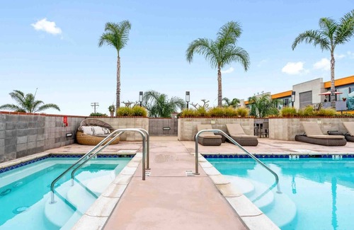 National City Apartment | Pool View Modern 3 Bdrm Apt