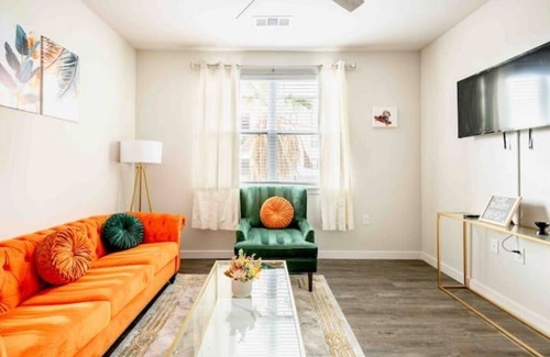 Spring Branch East Apartment | POOL VIEW