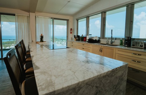 Cabezas House | Pool, Walk out Patio Area w/Kitchen,Great for Families,WIFI, Large Villa, Close to Seven Seas Beach