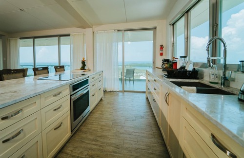 Cabezas House | Pool, Walk out Patio Area w/Kitchen,Great for Families,WIFI, Large Villa, Close to Seven Seas Beach