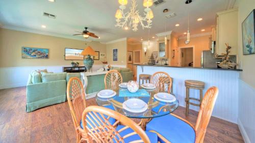 Old Town House | Pool Walkable to Old Town Eateries Nightlife Shops Palm Palace by AvantStay