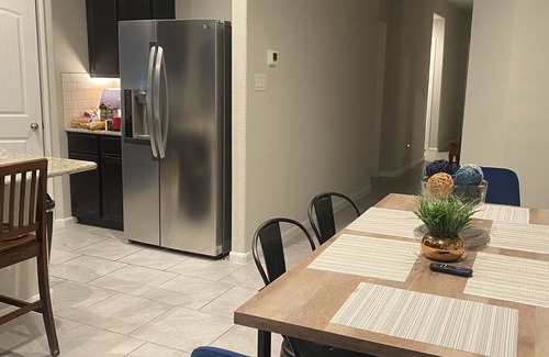 Fresno House | POOL Waterfalls shopping walking trails beaches located 15 min DOWNTOWN HOUSTON