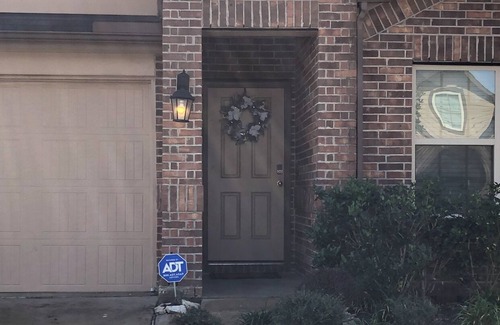 Fresno House | POOL Waterfalls shopping walking trails beaches located 15 min DOWNTOWN HOUSTON