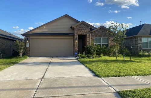 Fresno House | POOL Waterfalls shopping walking trails beaches located 15 min DOWNTOWN HOUSTON
