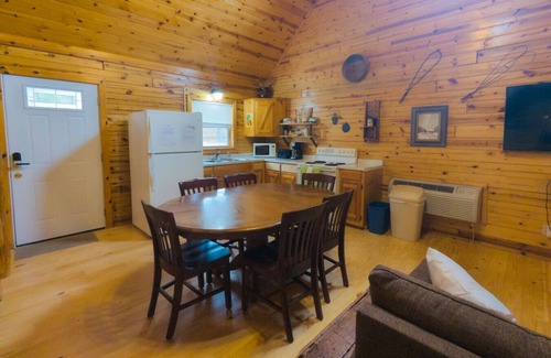 Eureka Springs Cabin | Pool+Wifi+Deck+3mi to Downtown Wild Plum Cabin#3