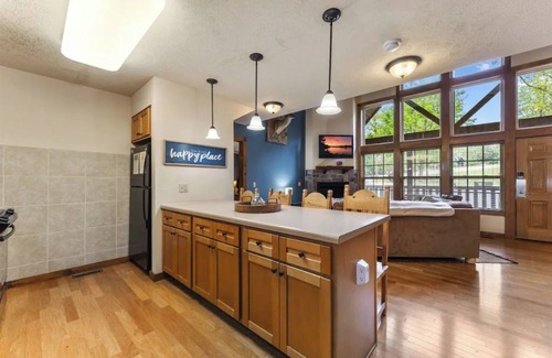 Reeds Spring Cabin | pools - pickleball - Golf - resort community - close to Silver Dollar city