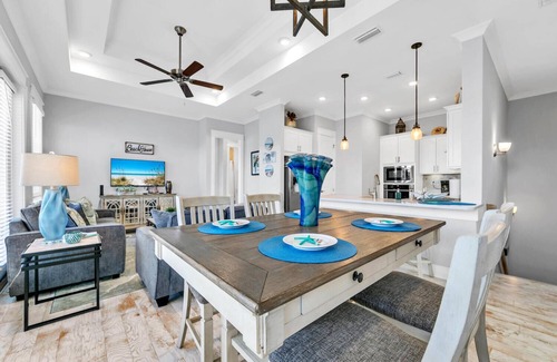 WaterSound Beach House | Pools! The Big Chill! Bikes! Charming 2-bedroom house in Prominence! Sleeps 6!