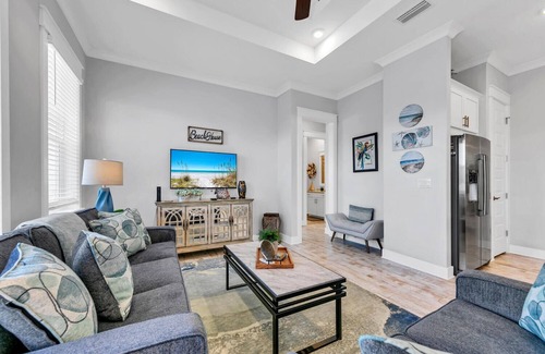WaterSound Beach House | Pools! The Big Chill! Bikes! Charming 2-bedroom house in Prominence! Sleeps 6!