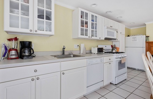 Hyannis Condo | Poolside 2BD-Private Balcony, Association Beach & Pool