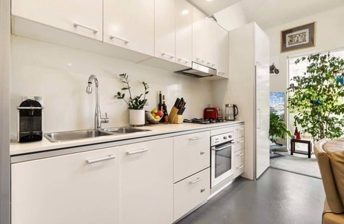 Redfern Apartment | Poolside Apartment Opposite Redfern Park