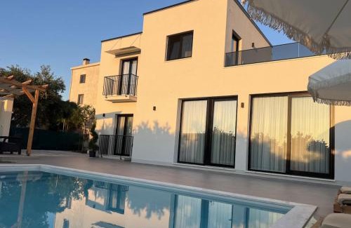 Sakës Villa | Poolside Bliss - Escape & Relax