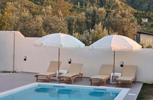 Sakës Villa | Poolside Bliss - Escape & Relax