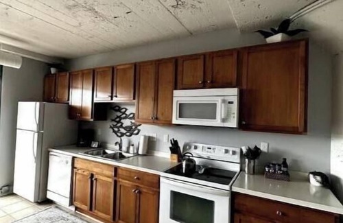 Sandusky Apartment | Poolside Condo Downtown Sandusky