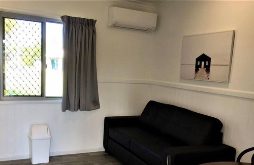 Tinaroo Villa | Poolside Deluxe Villa 2 BR - Fully self-contained, 1 Queen, 1 Sofa, 2 Single Beds