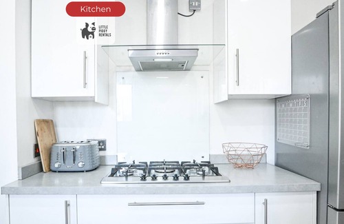 Luton House | Poolside Family Escape | Luton