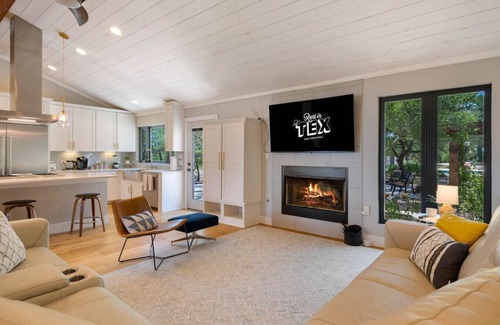 Dripping Springs Apartment | Poolside Fun! Outdoor Kitchen, Fire Pit, Treehouse