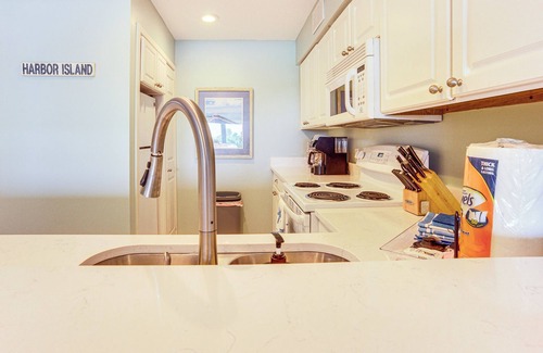 Beachwalk Condo | Poolside Fun & Ocean Strolls: Harbor Island Haven!