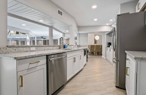 Beauclerc House | Poolside Game and Grille Retreat