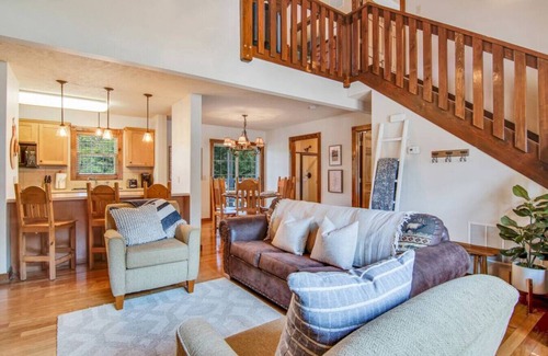 Reeds Spring Cabin | Poolside getaway for family fun adventures