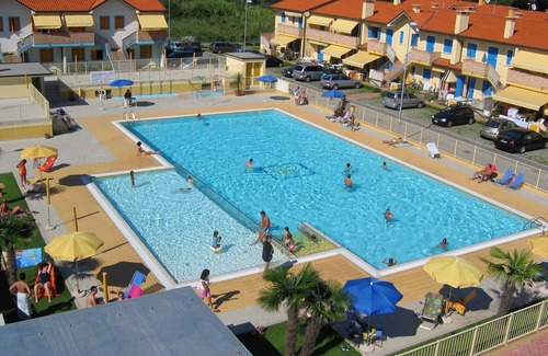 Rosapineta Apartment | Poolside getaway seaside flat in Rosolina