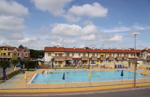 Rosapineta Apartment | Poolside getaway seaside flat in Rosolina