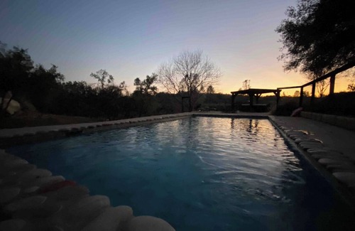 Yosemite Lakes Apartment | Poolside Granite Resort on the Way to Yosemite