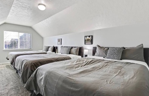 Meridian House | Poolside Haven Ideal for Large Groups!