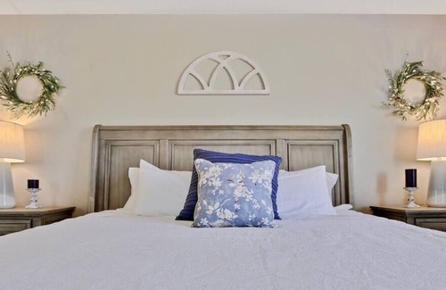 Meridian House | Poolside Haven Ideal for Large Groups!