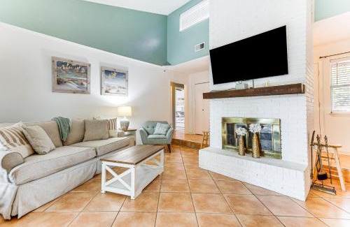 Gulf Breeze Villa | Poolside Oasis 7 Mi to Pensacola Beach Boardwalk!
