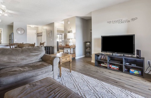 Table Rock Condo | Poolside Oasis at the Pointe – 2BR Condo Minutes From Table Rock Lake