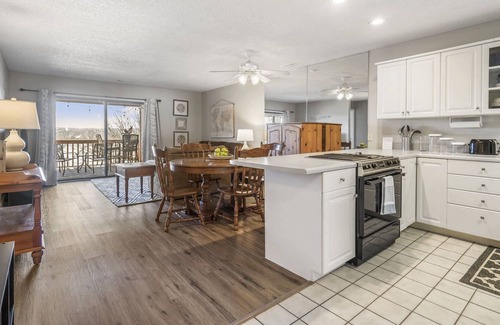 Table Rock Condo | Poolside Oasis at the Pointe – 2BR Condo Minutes From Table Rock Lake