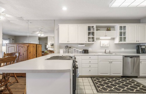 Table Rock Condo | Poolside Oasis at the Pointe – 2BR Condo Minutes From Table Rock Lake